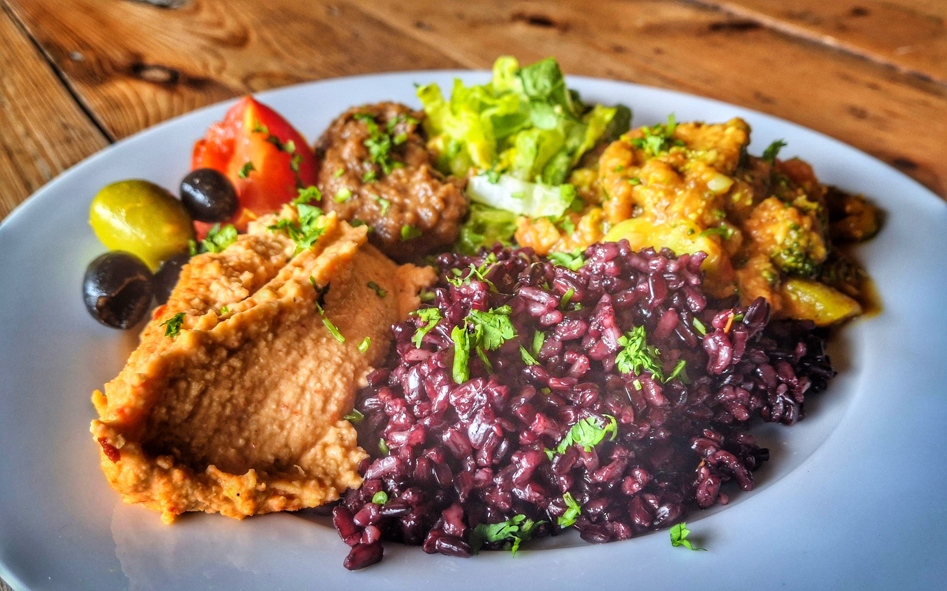 brown round fruit on brown ceramic bowl